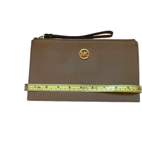 Michael Kors leather Tan Large Zip Clutch Wallet Wristlet NWOT. - Picture 5 of 6
